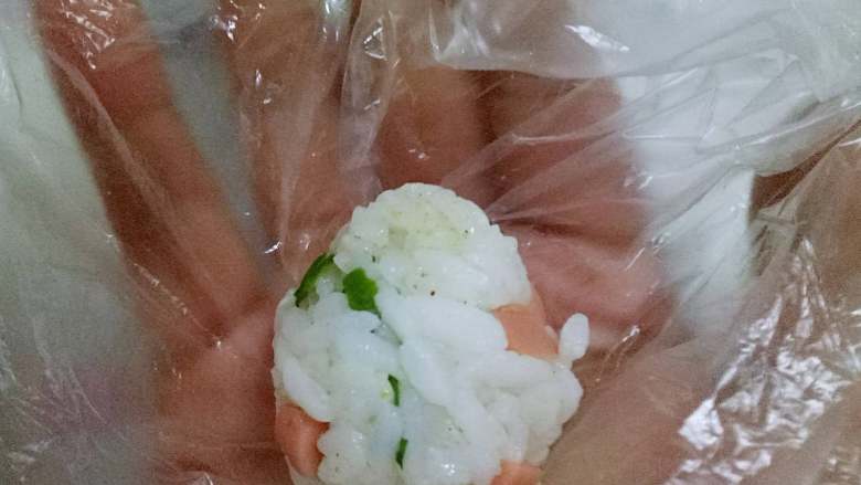 油炸米饭丸子#变废为宝#,如果家里有一次性手套最好,没有也可以用保鲜膜或者保鲜袋团成合适大小的饭团