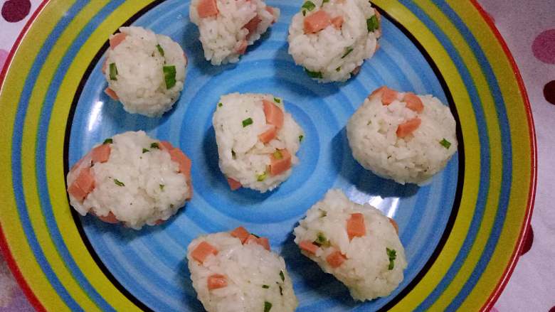 油炸米饭丸子#变废为宝#,团成饭团备用,锅里加多点油烧热待会准备炸饭团。