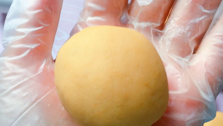 豆沙红薯饼,包好,团成橢圓形的球。