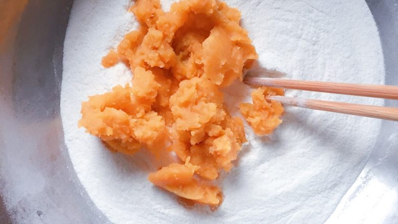 豆沙红薯饼,然后加入红薯泥拌匀。(红薯泥湿度不同,还有不同的糯米粉吸水性也不同,所以糯米粉和红薯泥的量,大家要根据自己的实际情况调整)