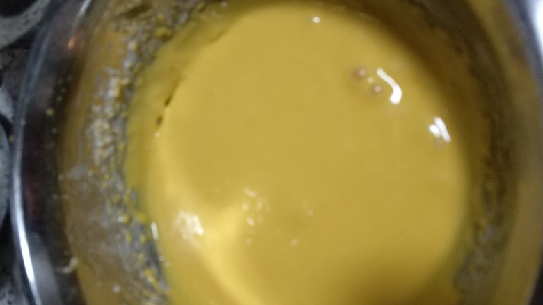 戚风蛋糕,将橘子汁和蛋黄混合均匀,加入筛过的戚风粉,然后加入打发的三分之一蛋白,混合均匀