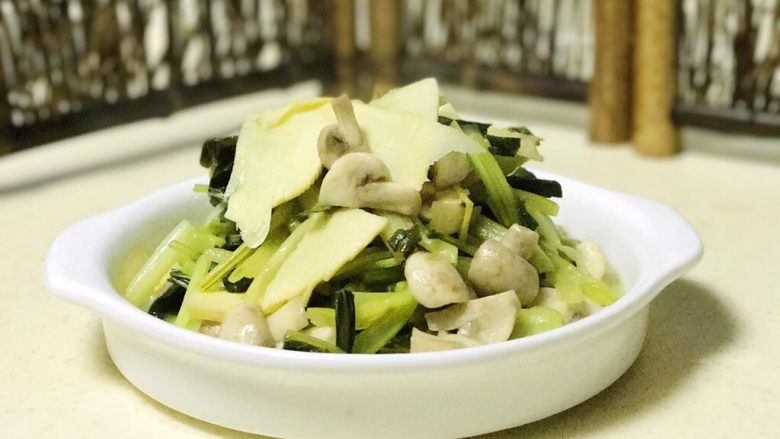 双冬炒蘑菇,晚上拍照光线不好,拍出的照片不尽人意,但好吃就足够了……