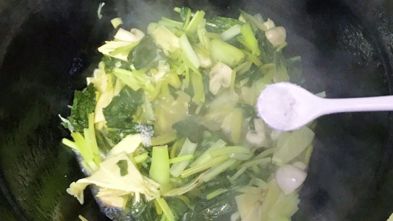 双冬炒蘑菇,这时候可以尝一下咸淡,不够就加一点点盐调味