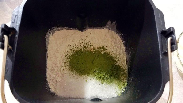 最爱面包+白雪公主的苹果(红豆沙小面包),加入2-3g抹茶粉
喜欢成品颜色深一点就加3g,浅一点就2g