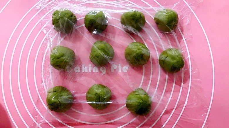 最爱面包+白雪公主的苹果(红豆沙小面包),盖上保鲜膜,醒发10分钟