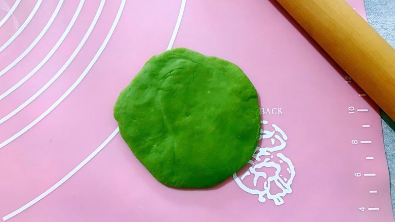 最爱面包+白雪公主的苹果(红豆沙小面包),醒发完成之后用擀面杖将面团擀成圆形
