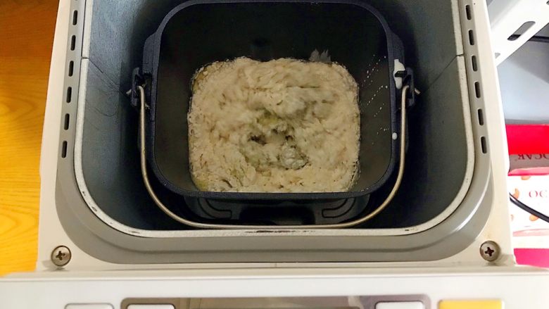 最爱面包+白雪公主的苹果(红豆沙小面包),面包桶放入面包机,选择揉面功能,15分钟