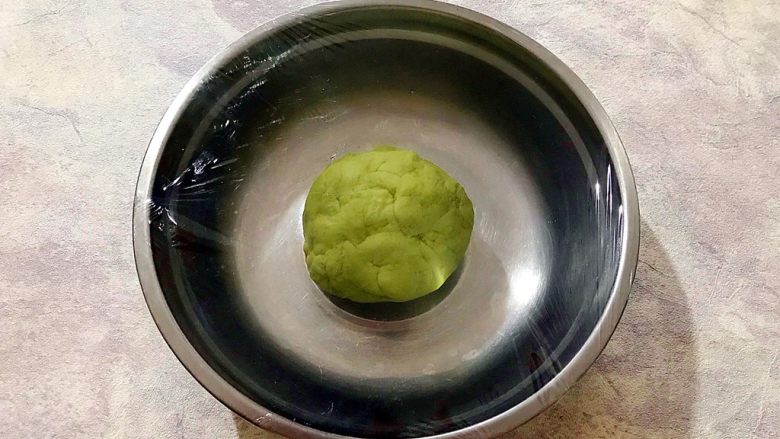 最爱面包+白雪公主的苹果(红豆沙小面包),15分钟后取出面团,取一干净器皿,放入面团,盖上保鲜膜