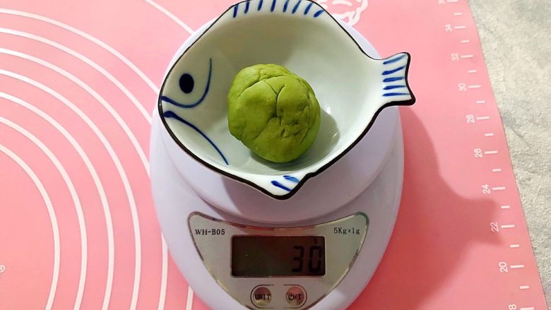 最爱面包+白雪公主的苹果(红豆沙小面包),然后分成30g一个的小面团