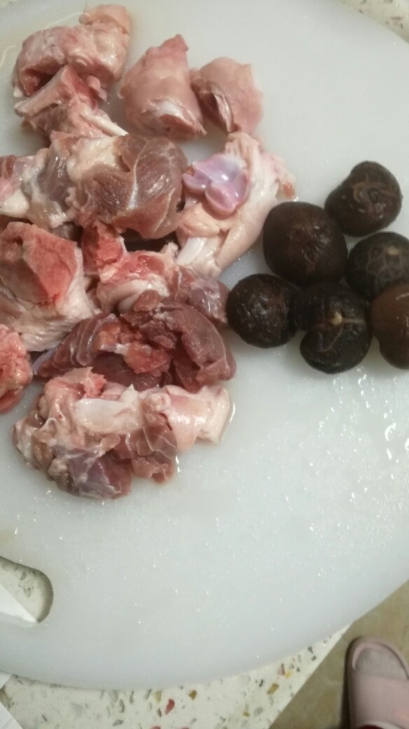 黑糯米酒糟焖猪蹄,先把猪蹄飞水