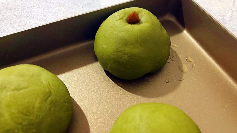 最爱面包+白雪公主的苹果(红豆沙小面包),面团顶部插入一颗<a style='color:red;display:inline-block;' href='/shicai/ 603'>葡萄干</a>