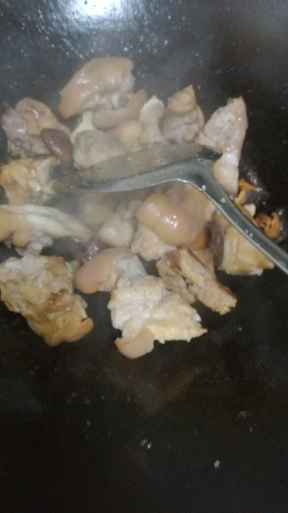 黑糯米酒糟焖猪蹄,将猪蹄炒至金黄色