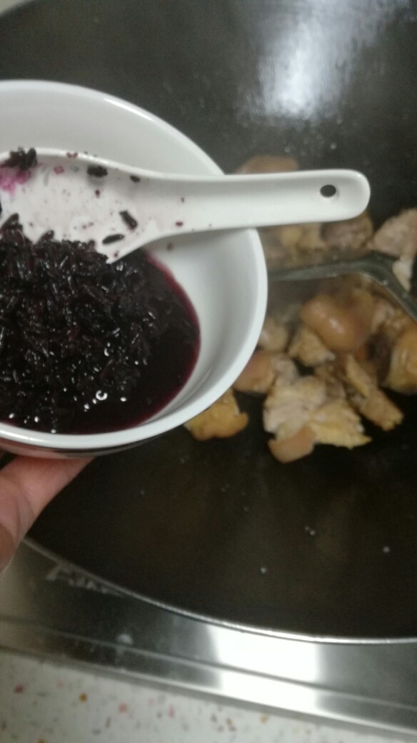 黑糯米酒糟焖猪蹄,加盐 少许白糖,料酒,醋 黑糯米酒糟 半碗水去焖