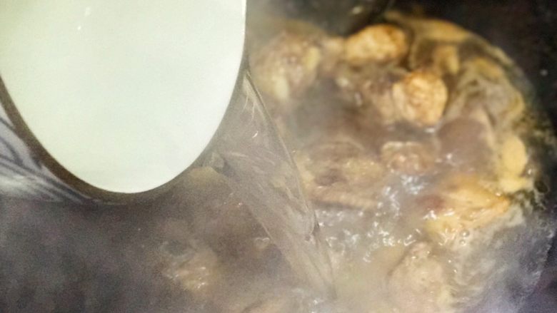 “黑”料理,停不下筷子的糖醋排骨,以上材料都加入后,在锅中倒入热水,水量以没过排骨为准。一定要加热水哦,冷水会使肉快速收缩口感变硬哦~