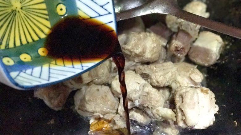 “黑”料理,停不下筷子的糖醋排骨,加入两勺<a style='color:red;display:inline-block;' href='/shicai/ 788'>生抽</a>