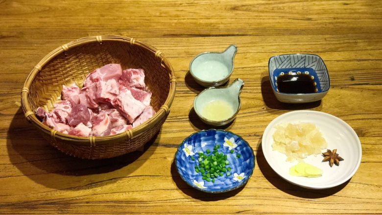 “黑”料理,停不下筷子的糖醋排骨,首先准备好所有食材,以保障整个烹饪过程的流畅。排骨没有买最小的肋排(因为贵一点点),洗掉表面的血水。