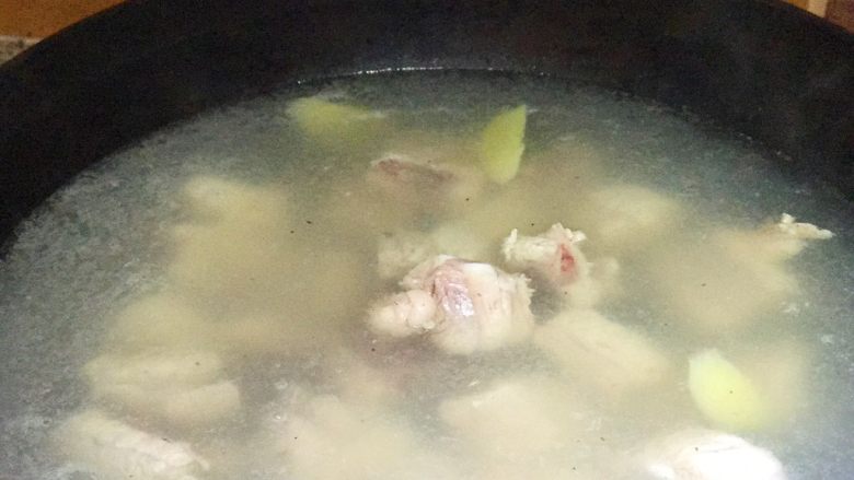 “黑”料理,停不下筷子的糖醋排骨,在准备材料之前,可以先烧一锅水,待备好材料水烧开,将排骨倒入锅中焯一下,同步可放几片姜去腥。煮至排骨刚变白,即可捞出。