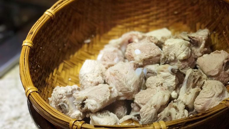 “黑”料理,停不下筷子的糖醋排骨,将焯好的排骨用温水冲洗一下,放一旁沥干。