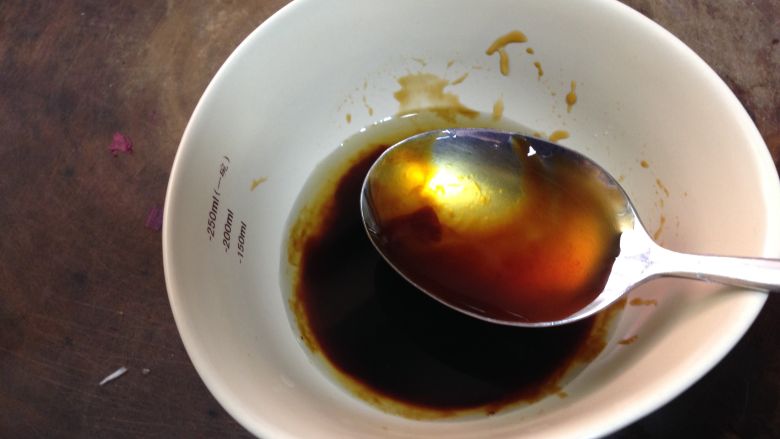 葱烧金蒜木耳,加入适量水调和均匀成碗汁