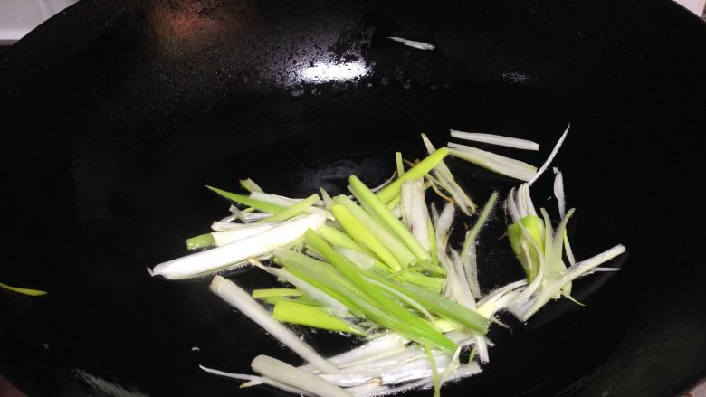 葱烧金蒜木耳,凉锅凉油下入葱丝小火煸制