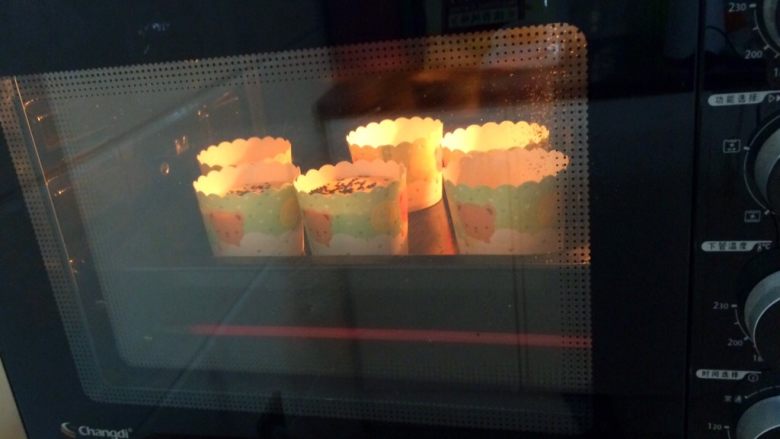懒人版全蛋纸杯蛋糕,烤箱提前预热,预热后送入烤盘,中层,上下火150度,烤20分钟。(烤箱温度仅供参考!)