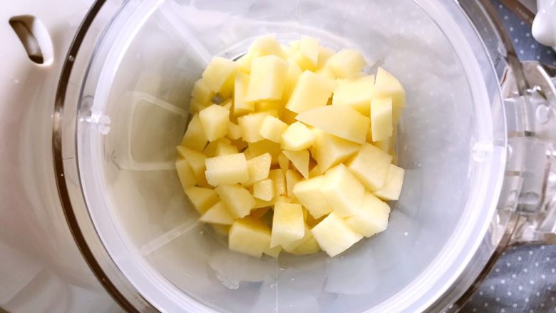 辅食~土豆泥新吃法,比KFC好吃100倍!,土豆块放入辅食机中