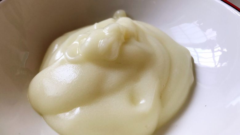 辅食~土豆泥新吃法,比KFC好吃100倍!,搅拌好的土豆泥装进盘子里备用