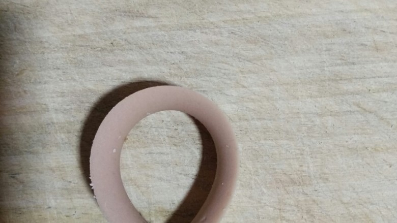 让你欲罢不能的胡萝卜厚蛋烧,把肠中间切一刀弯成这样,用牙签固定,中间可以放个蛋黄,我选择放我调的蛋液