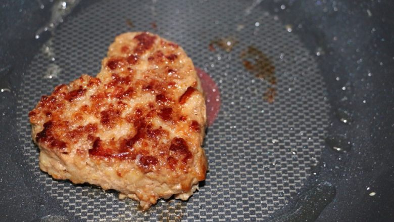 爱心蛋汉堡,煎10分钟左右再翻面煎几分钟,肉饼就熟了