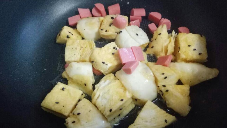 快手早餐~芝香馒头丁,加入切好的火腿肠。