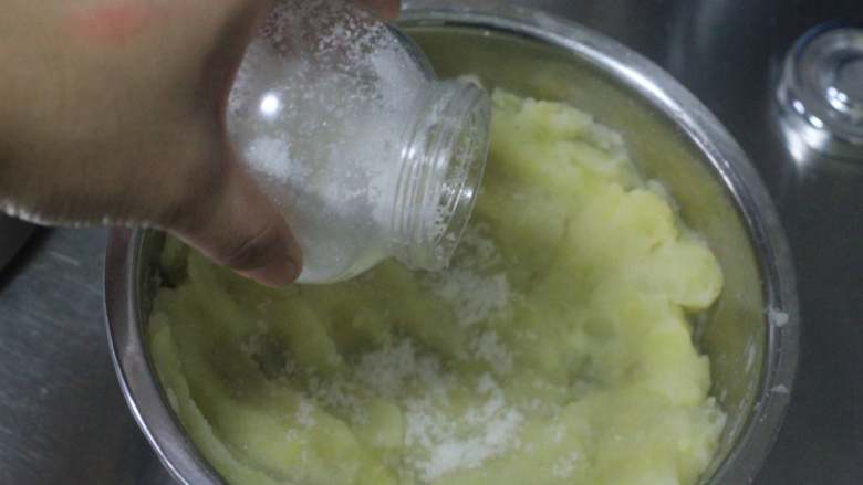 土豆什锦小丸子,朋友圈特供,再加半勺糖。