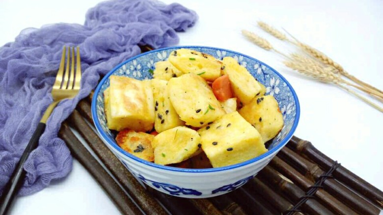 快手早餐~芝香馒头丁,装入碗中美美的开餐。