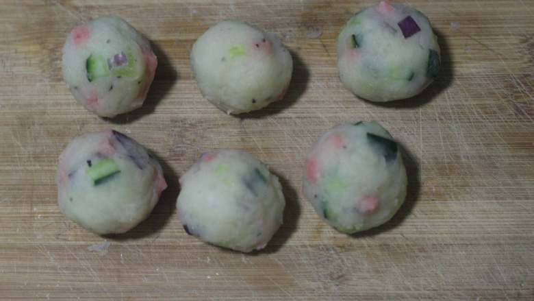 土豆什锦小丸子,朋友圈特供,双手带上一次性手套,把土豆泥揉成一个个小球。