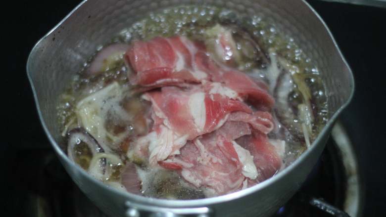 快手肥牛饭,偷来的配方,下<a style='color:red;display:inline-block;' href='/shicai/ 11714'>肥牛片</a>大火滚煮。