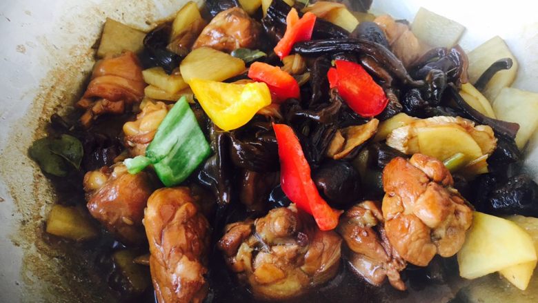 小鸡炖蘑菇,出锅前我放了点彩椒(担心浪费,于是把料头都放里了,颜色效果还不错。)