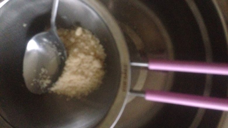 不加泡打粉也松软细腻的香草磅蛋糕,低粉反复过筛2~3次