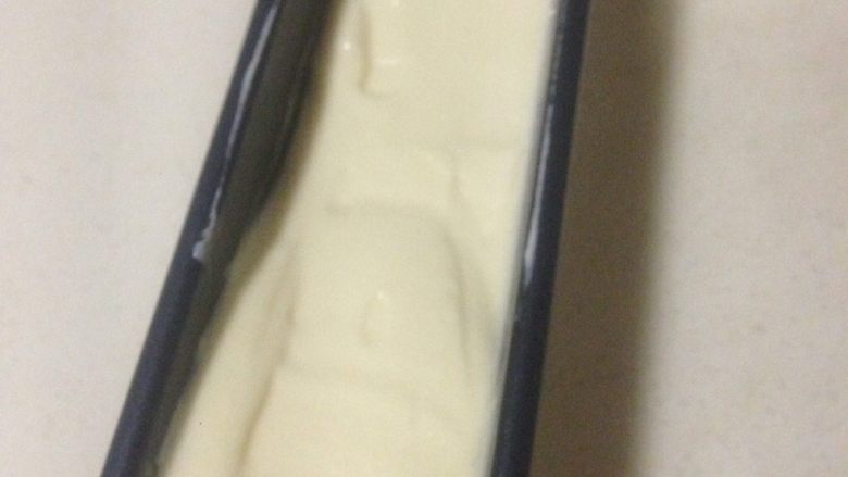 不加泡打粉也松软细腻的香草磅蛋糕,用刮刀抹成中间低两边高的状态