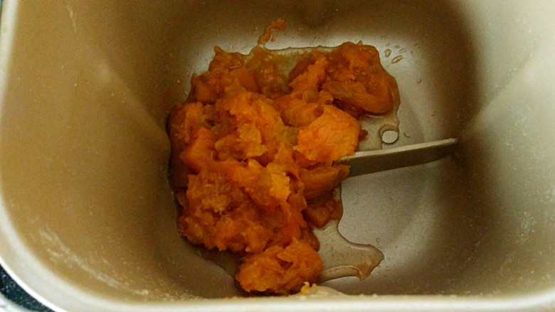 最爱面包+粗粮面包,南瓜蒸熟,放温后放入面包机里