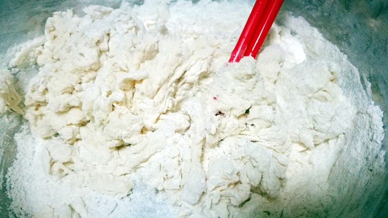 花样面食~金鱼馒头,面粉中加入温水 搅拌成一缕缕絮状