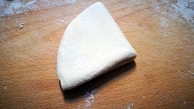 花样面食~金鱼馒头,对折一下 再对折