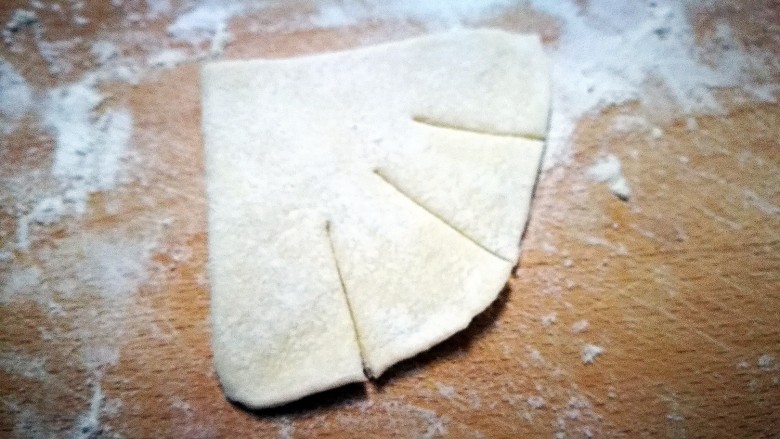 花样面食~金鱼馒头,在圆弧这边切三刀