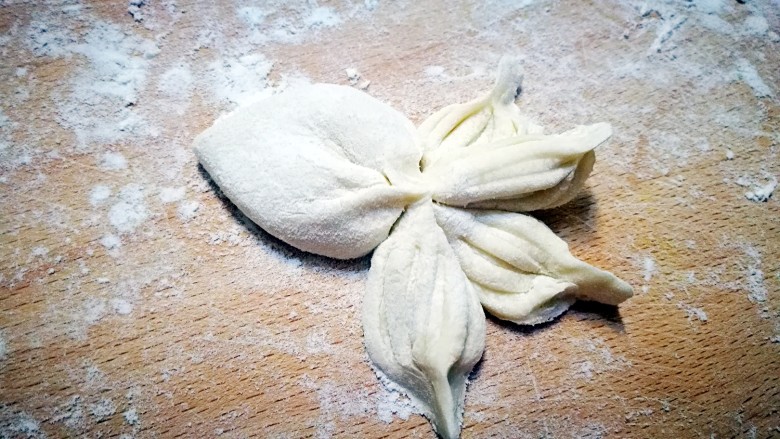 花样面食~金鱼馒头,用筷子夹出鱼的身体