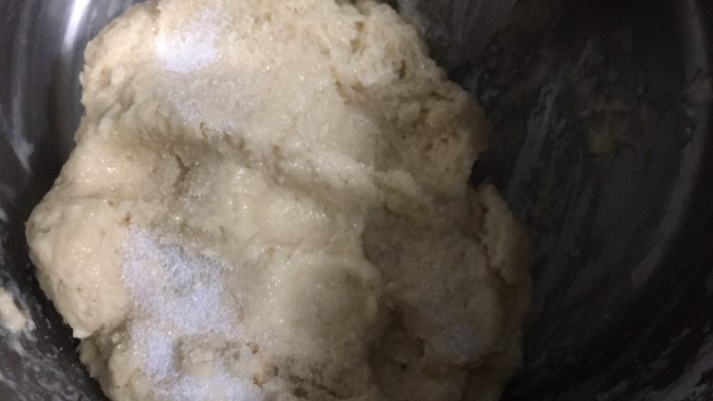 #懒人料理#黑白淡奶饼干,揉成面团,再加入盐继续揉