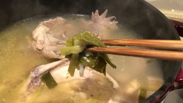 一锅两吃-白斩老鸡,煮过的葱段可留可弃