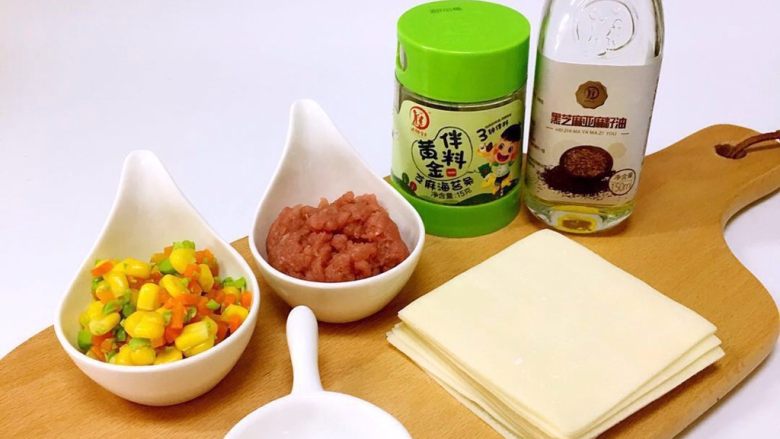 宝宝辅食-花瓣饺子,【花瓣饺子】
食材:混沌皮、<a style='color:red;display:inline-block;' href='/shicai/ 34313'>猪肉泥</a>、(豌豆、玉米、胡萝卜丁)熟、盐、黄金伴料(芝麻三菇粉)、黑芝麻亚麻籽油