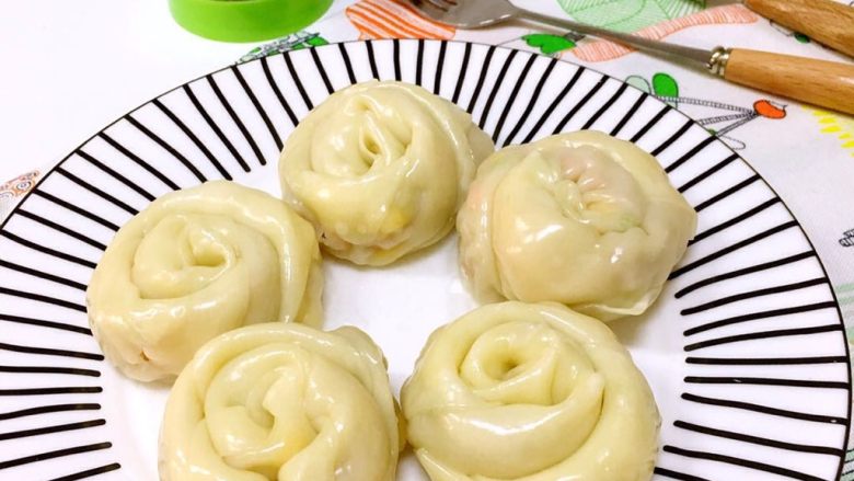 宝宝辅食-花瓣饺子,、冷水下蒸锅,水开再蒸7-8分钟即可出锅。