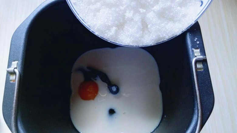最爱面包+豆沙馅小面包,再加入糖。(盐和糖对角放)