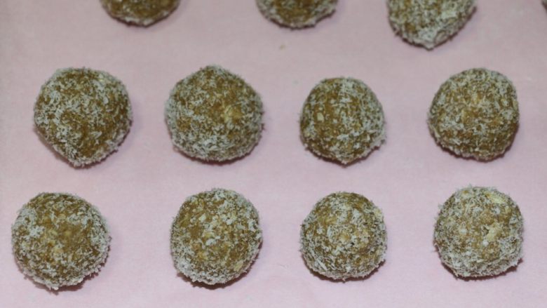 红茶燕麦椰丝球,有间隔地排放到烤盘上
弄完后进烤箱进行烘烤
180度烤20分钟,期间观察一下,表面变金黄即可。
烤的时间每个烤箱不一样,自己观察哦