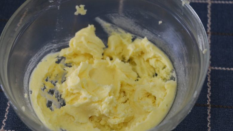 红茶燕麦椰丝球,黄油软化好后,加入砂糖,用电动打蛋器打发一下,状态是颜色变白,变得有点蓬松就可以了,不要过度打发哦