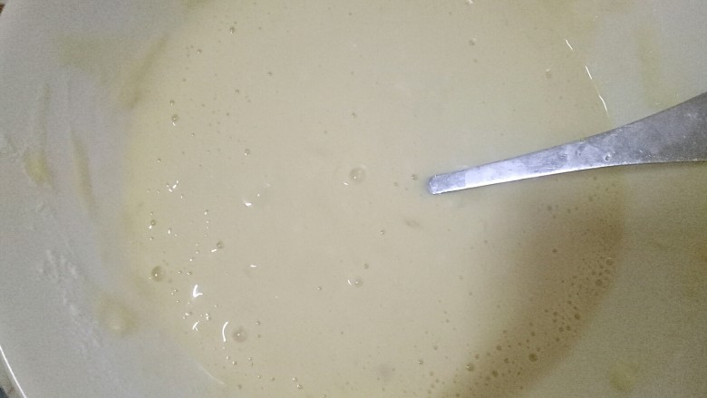 炸米饭团子,调成糊,照片里面的太稀了,后来用的时候我又加了些面粉